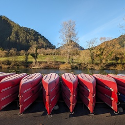 A row of red and blue kayaks lined up ne